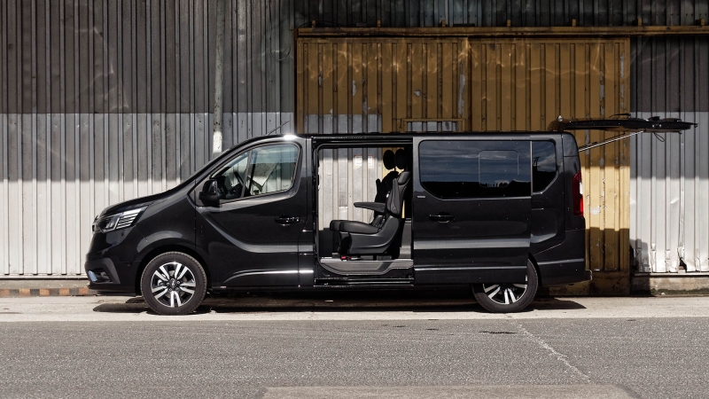 9 személyes Renault kisbuszaink garantálják a kényelmet.